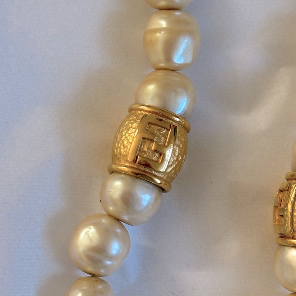 Fendi White and Gold Necklace with Elegant Design - Picture 4 of 7